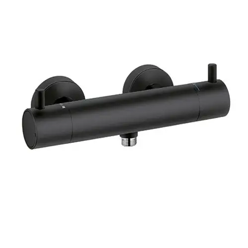 Schwarze Wandarmatur von Kludi mit zwei Griffen zur Steuerung von Wasserzufluss und Temperatur. Sorgt für eine moderne Optik im Badezimmer.